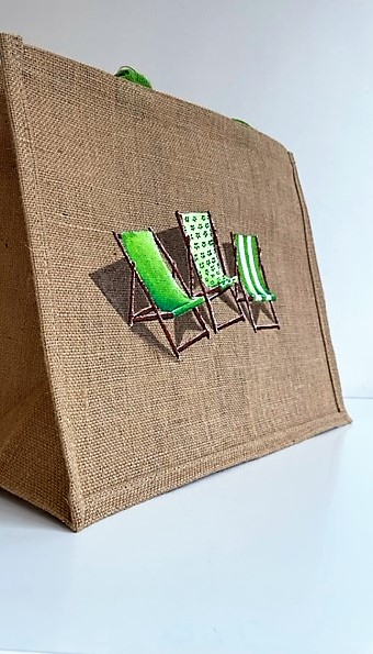 Sac de plage en jute avec des transats dans les tons verts peints à la main par Elles et No.