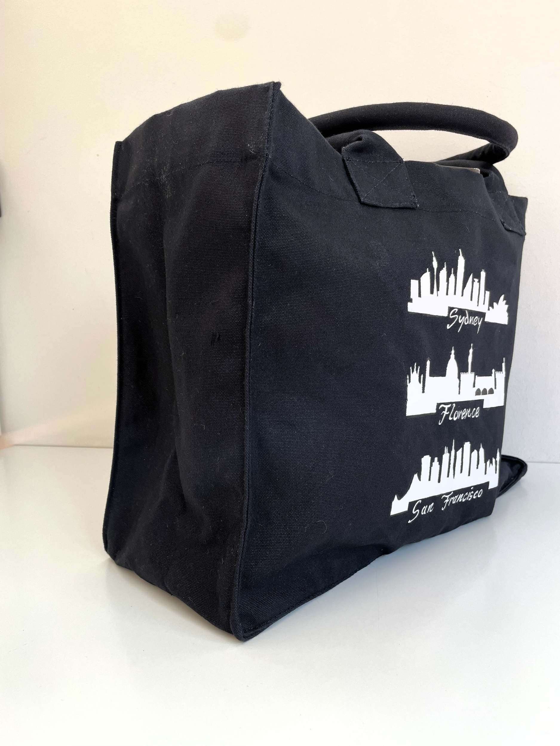 Tote bag en coton noir bio avec skylines peintes à la main  (7)