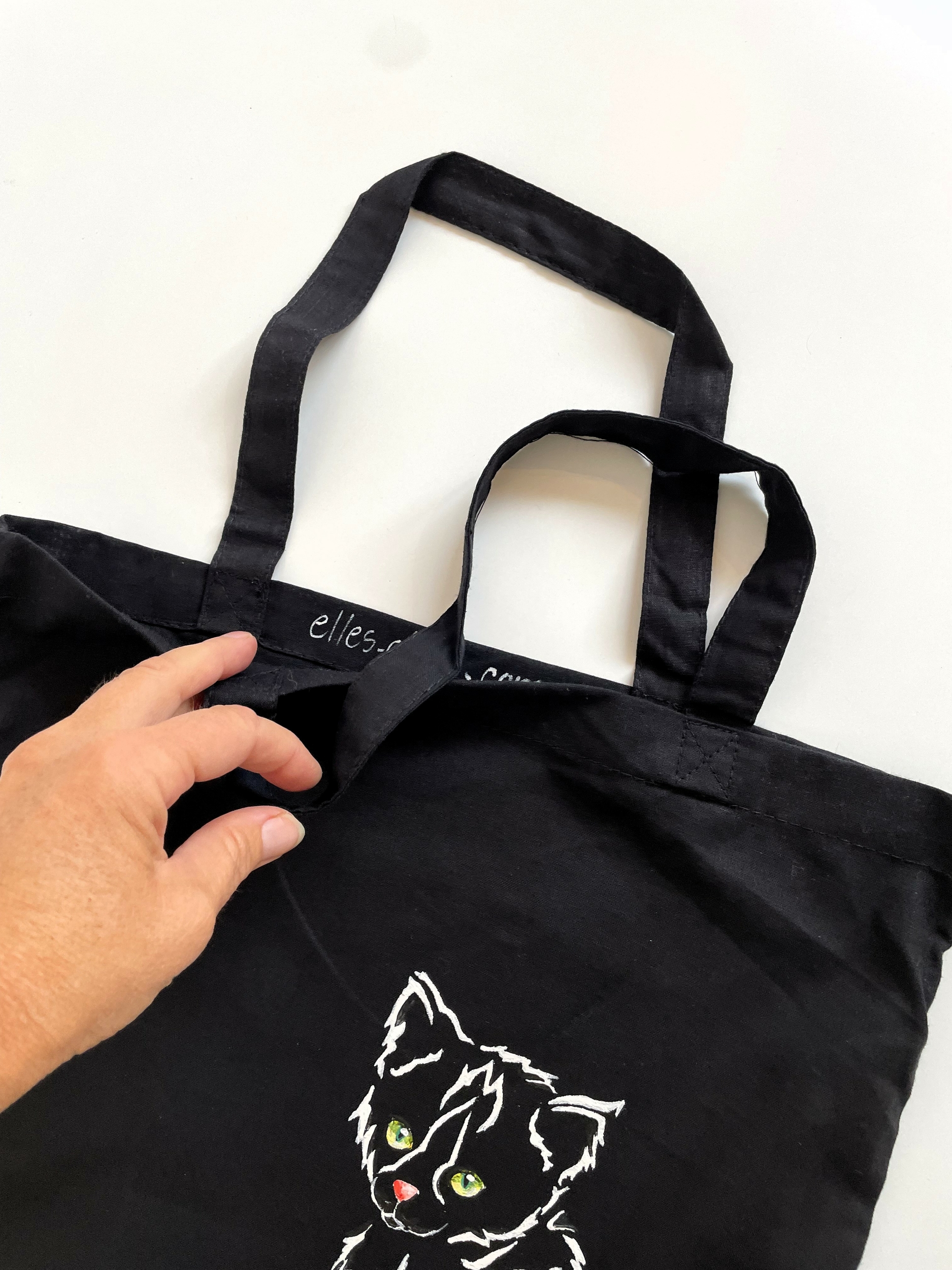 Tote bag noir avec chat peint à la main anses courtes par Elles et No.