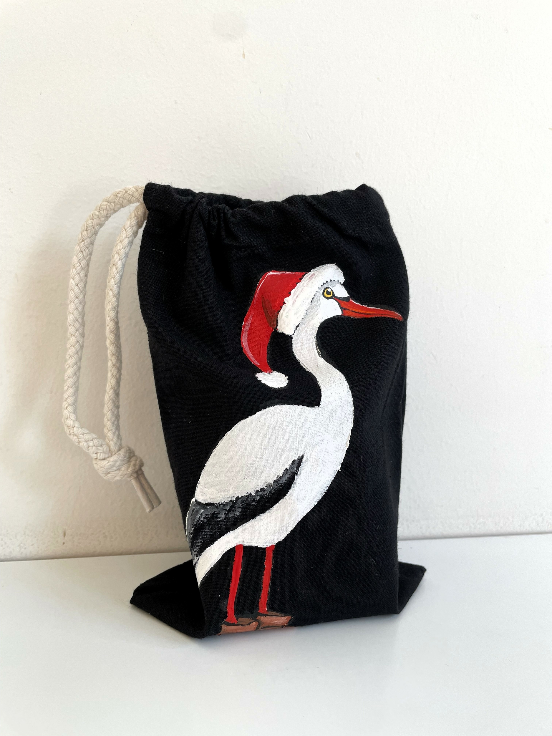 pochon noir cigogne de Noël peinte main  par Elles et No.