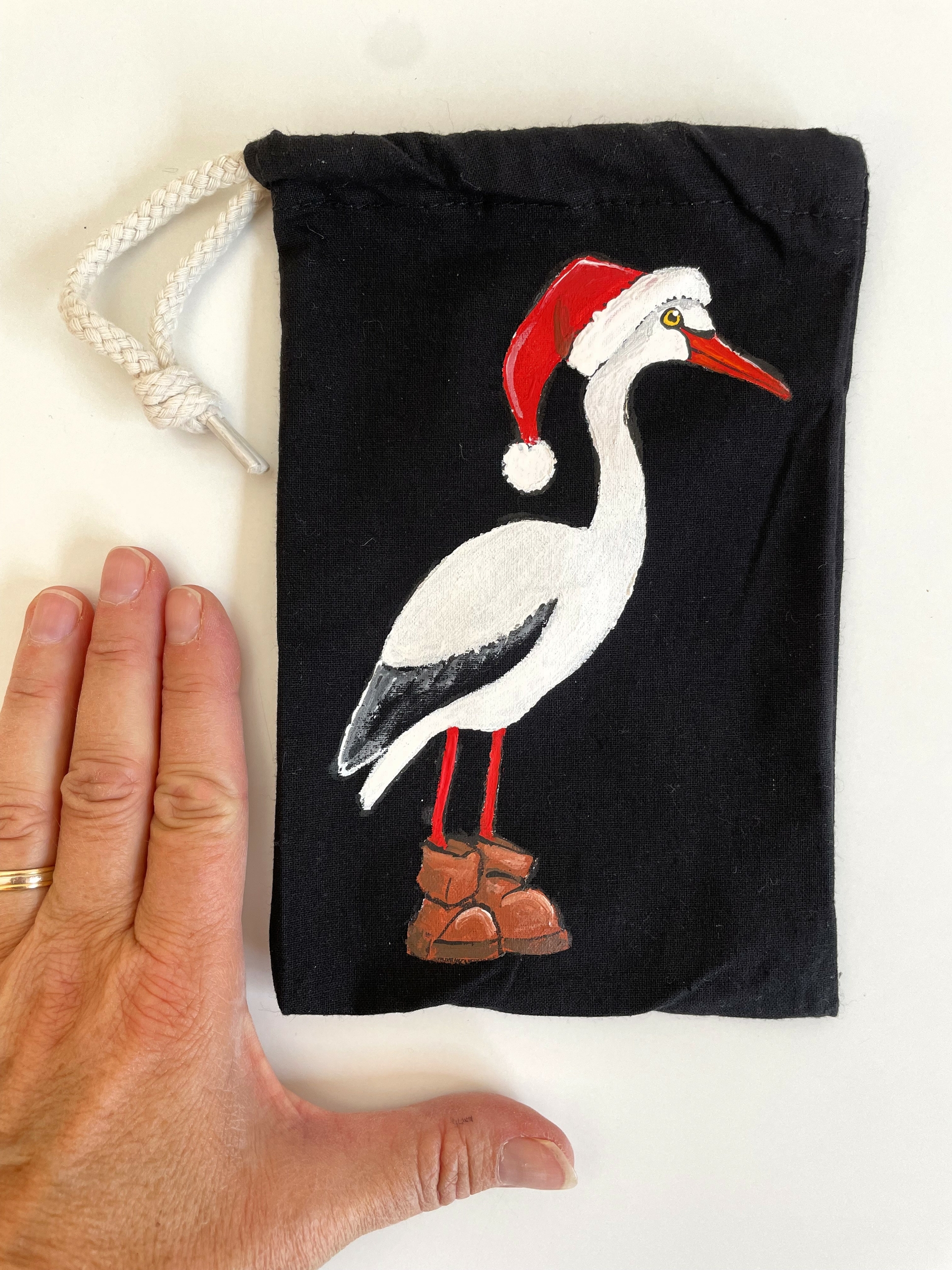 pochon noir cigogne de Noël peinte main  par Elles et No.