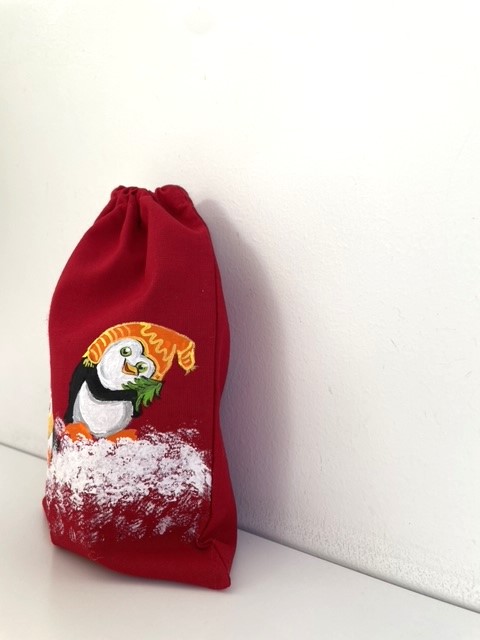 Pochon rouge pingouins de Noël peints à la main  (1)
