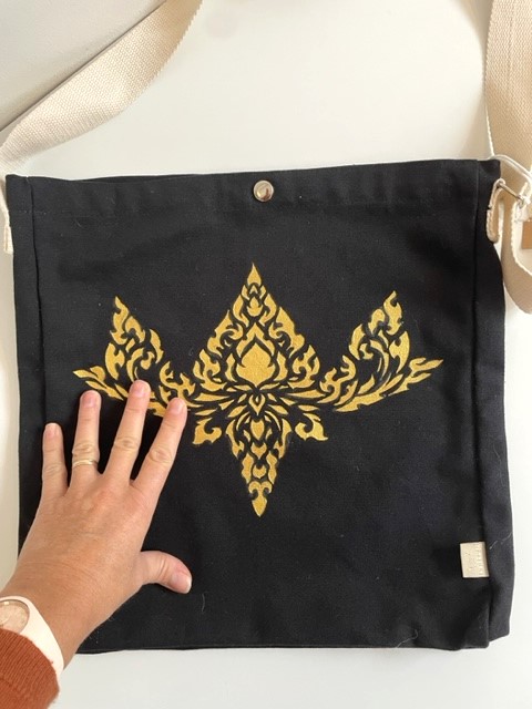 sac coton noir bio avec fleur de lotus thai peinte à la main  (1)