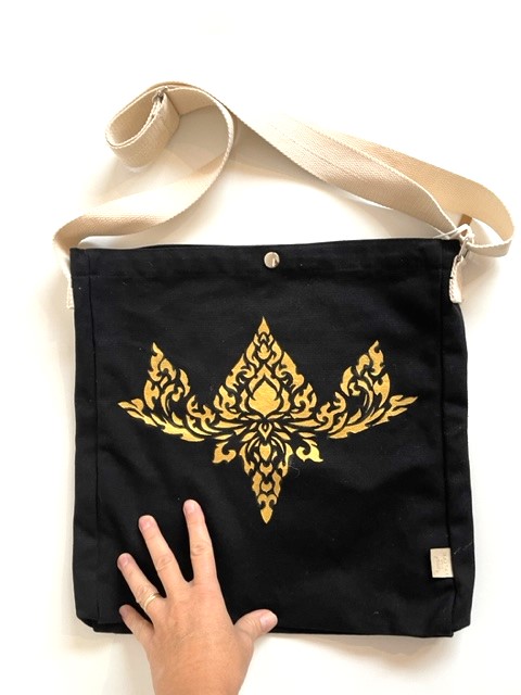 sac coton noir bio avec fleur de lotus thai peinte à la main  par Elles et No.