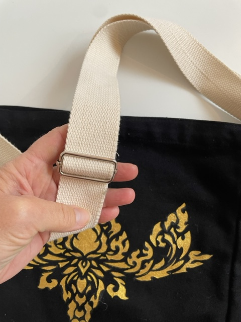 sac coton noir bio avec fleur de lotus thai peinte à la main  par Elles et No.