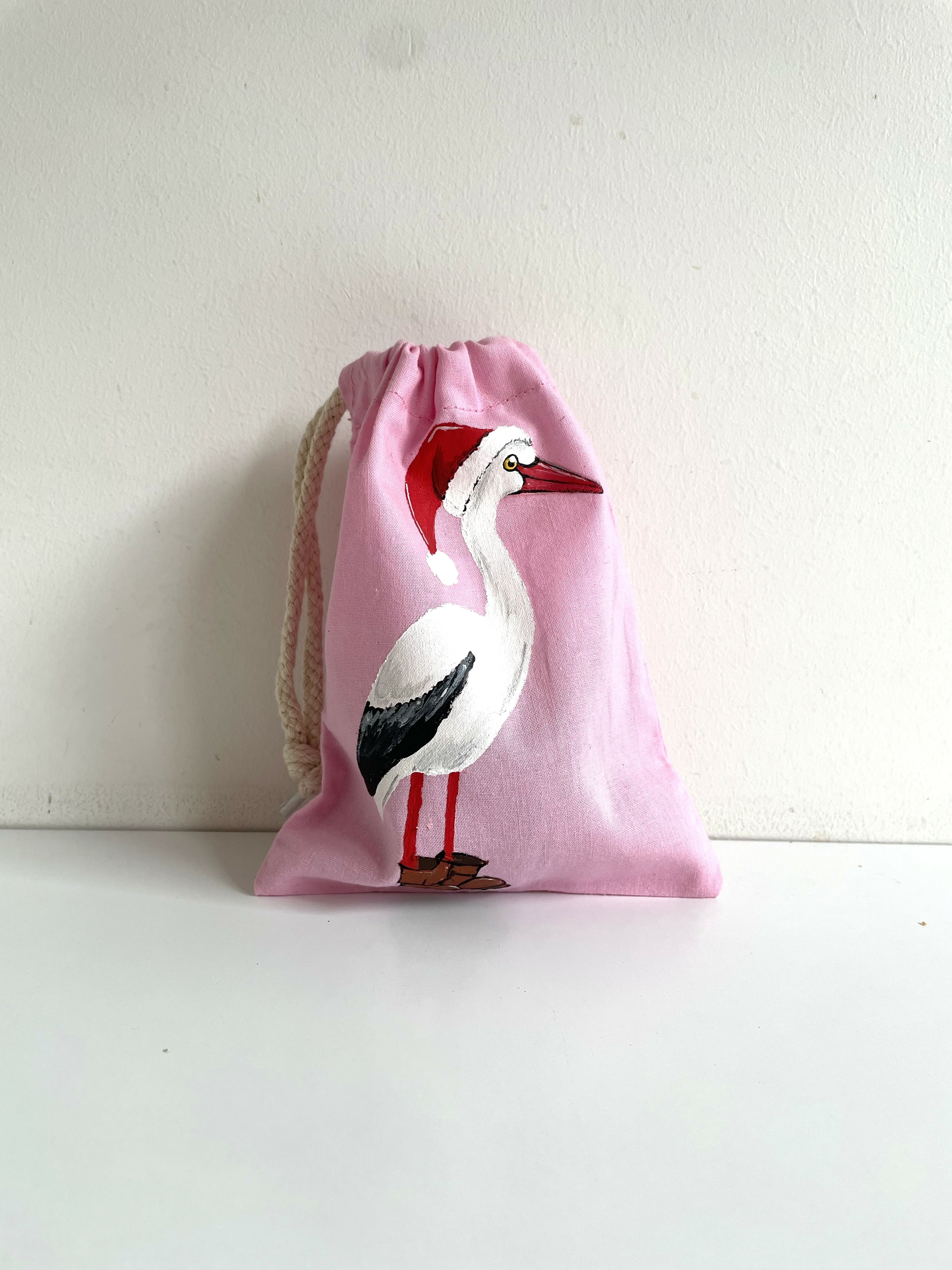 pochon rose avec cigogne de Noël peinte à la main  par Elles et No.