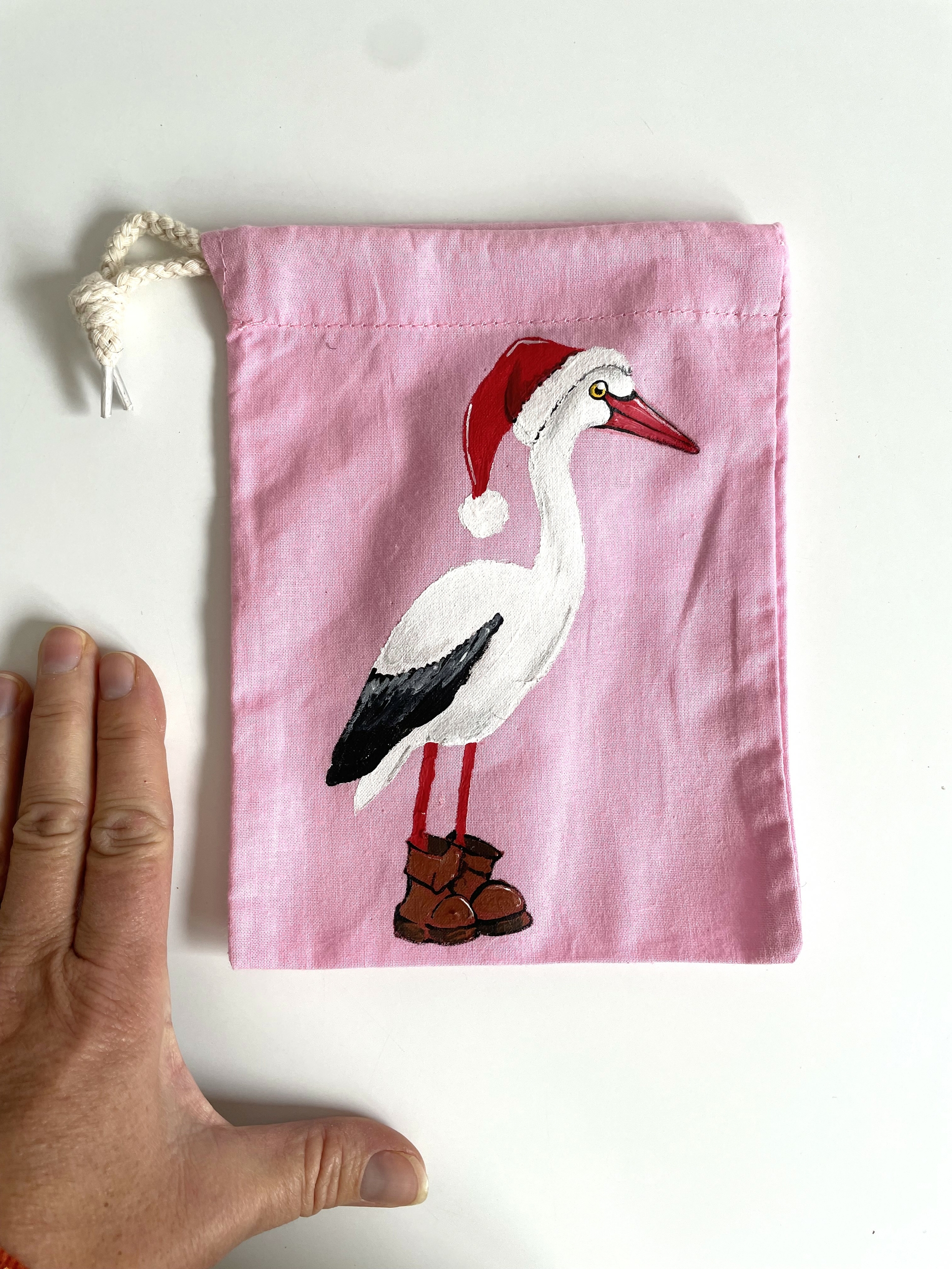 pochon rose avec cigogne de Noël peinte à la main  par Elles et No.