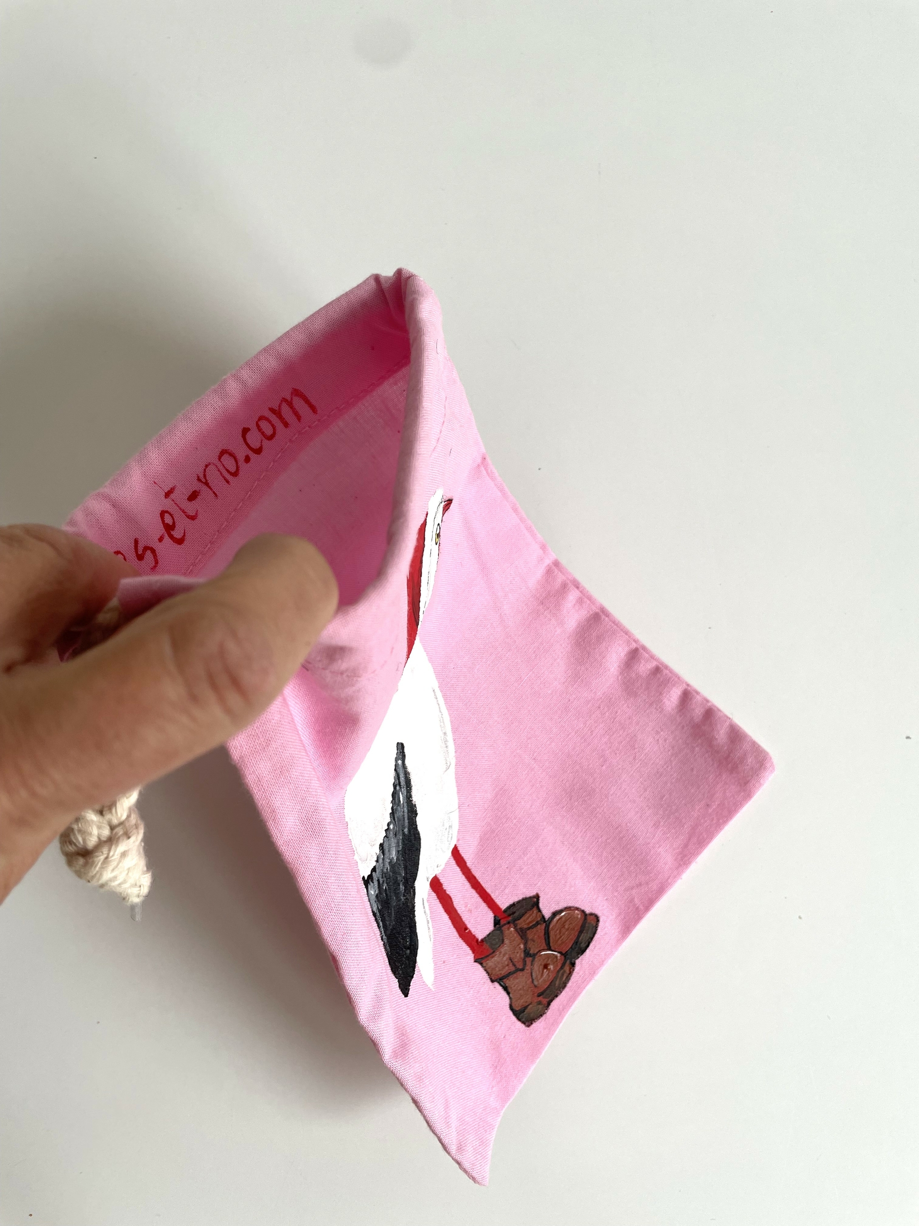 pochon rose avec cigogne de Noël peinte à la main  par Elles et No.