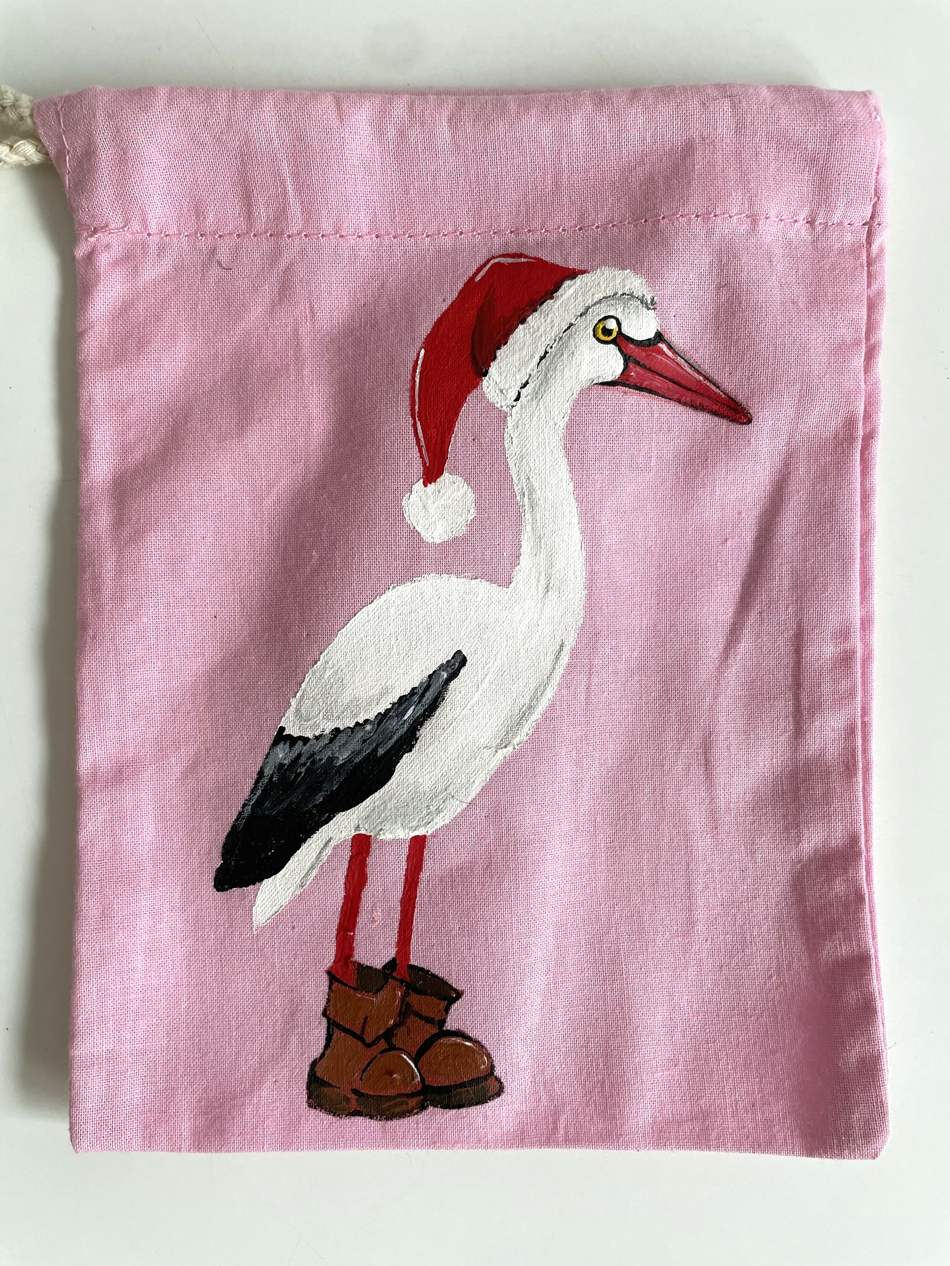 pochon rose avec cigogne de Noël peinte à la main  par Elles et No.