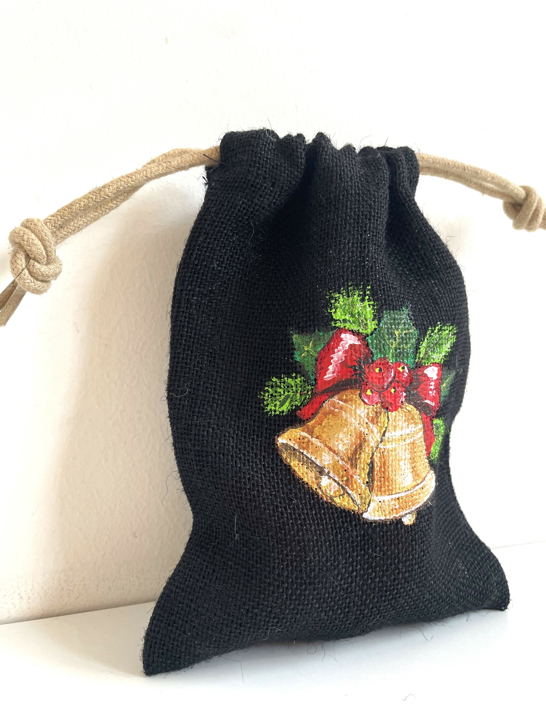 pochon jute noire avec cloche et houx de Noël peint à la main  par Elles et No.