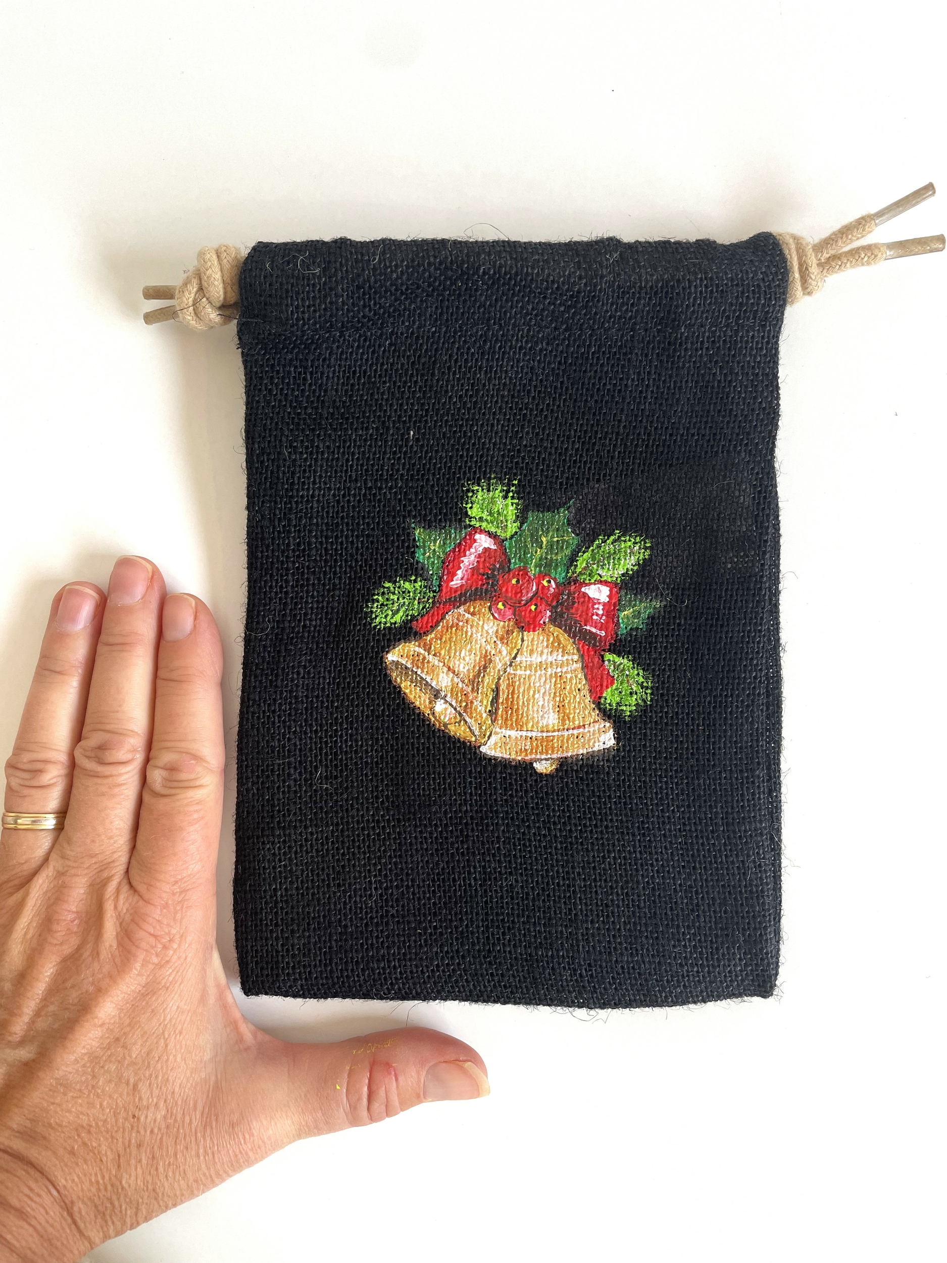 pochon jute noire avec cloche et houx de Noël peint à la main  (2)