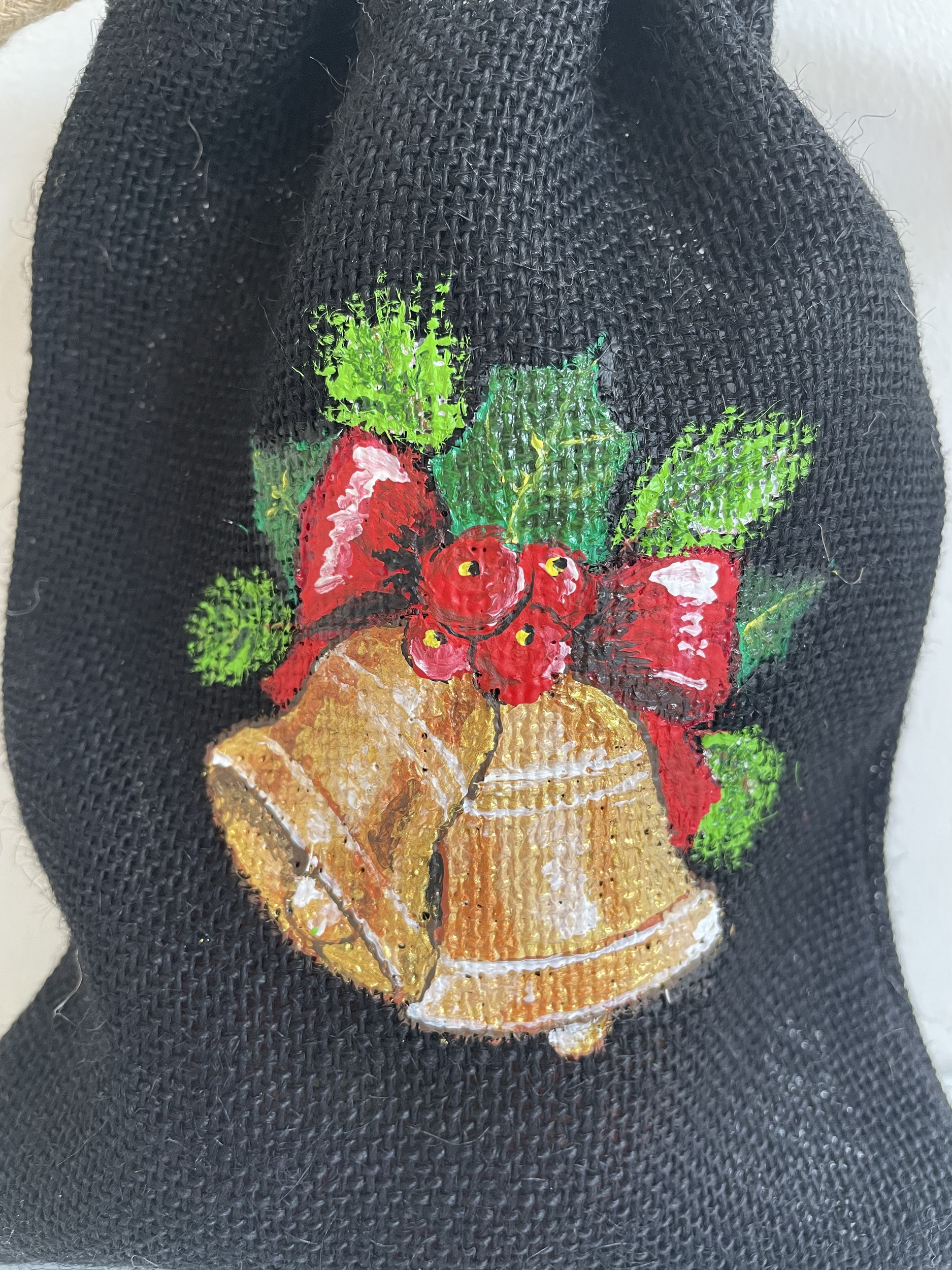pochon jute noire avec cloche et houx de Noël peint à la main  par Elles et No.