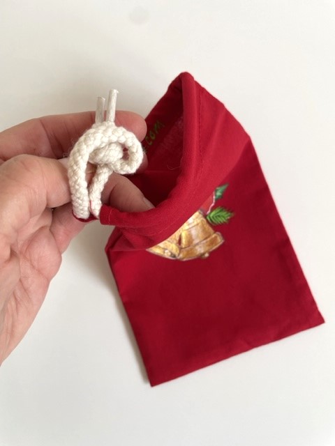 PPochon en coton rouge avec des cloches de Noël peintes à la main par Elles et No.