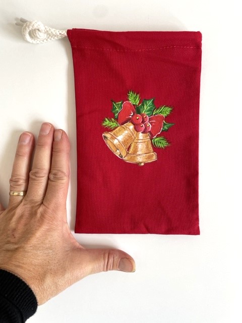 Pochon en coton rouge avec des cloches de Noël peintes à la main par Elles et No.