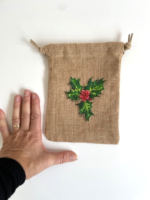 Pochon en jute avec du houx peint à la main par Elles et No.