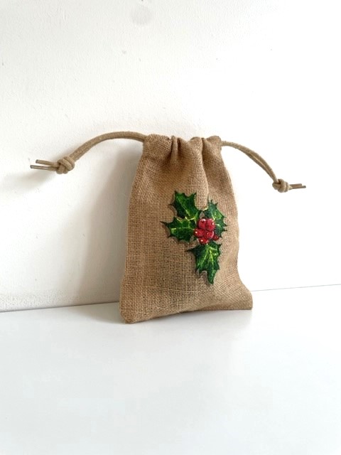 Pochon en jute avec du houx peint à la main par Elles et No.