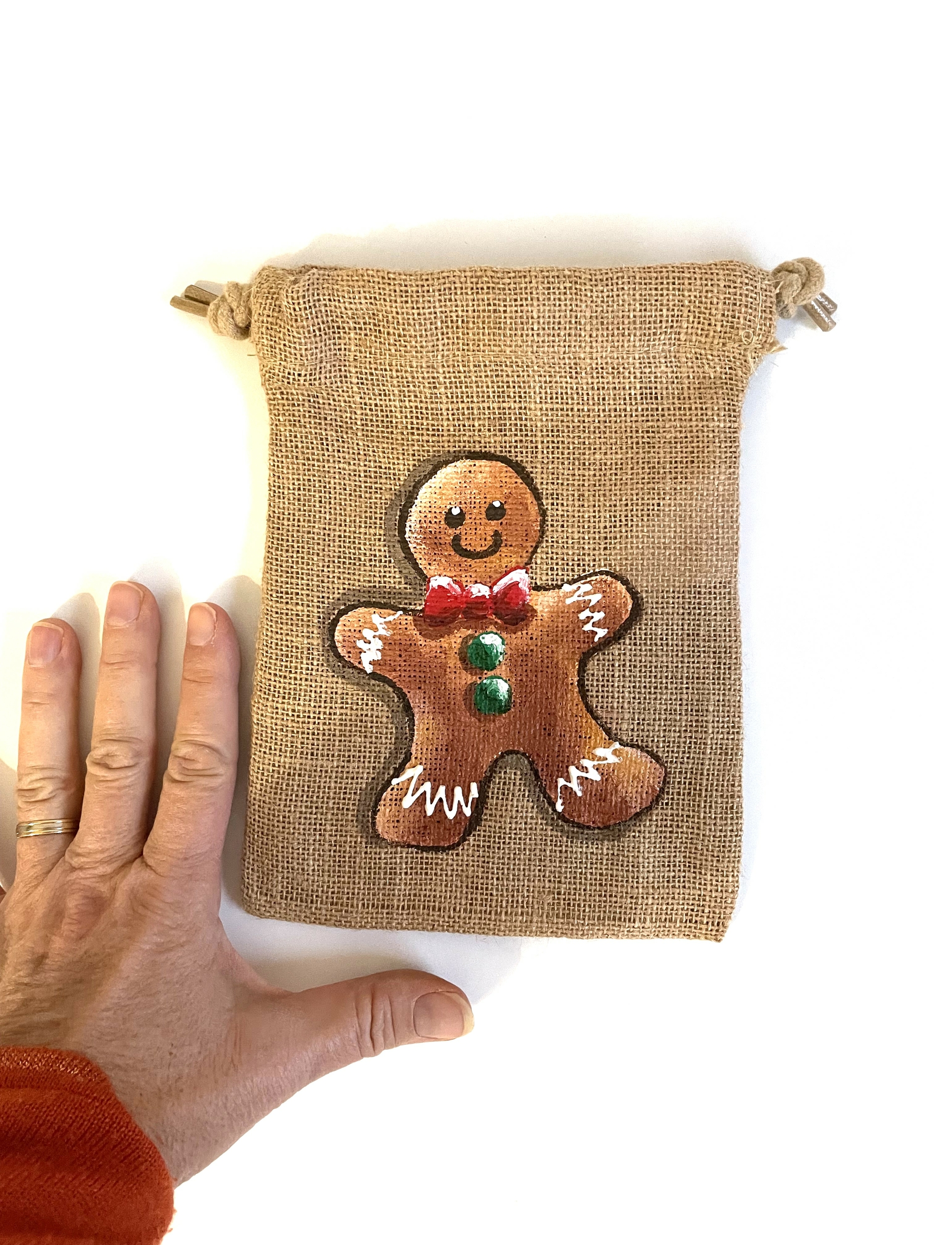 pochon jute avec bonhomme pain dépice peint main par Elles et No.