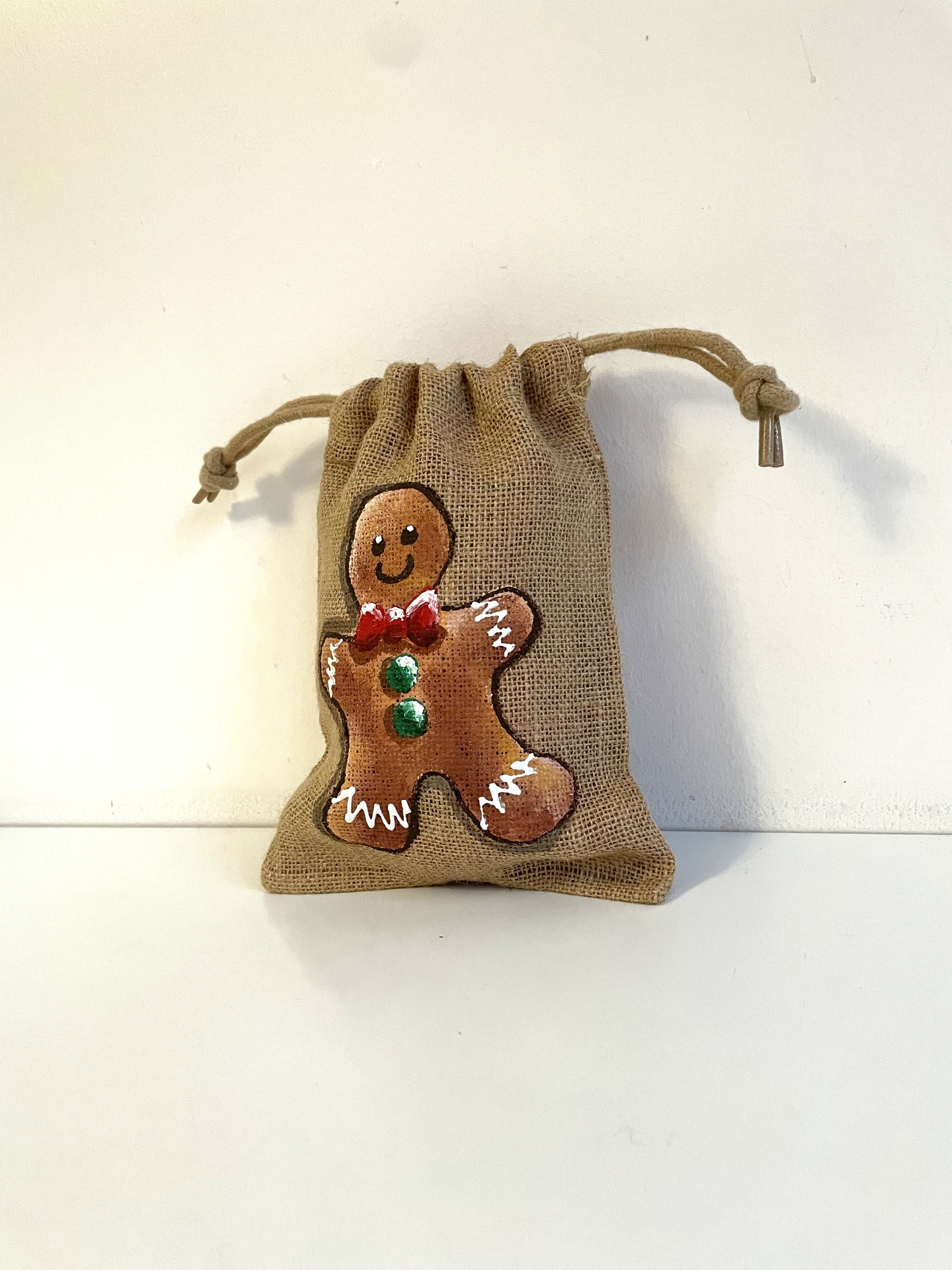 pochon jute avec bonhomme pain dépice peint main par Elles et No.