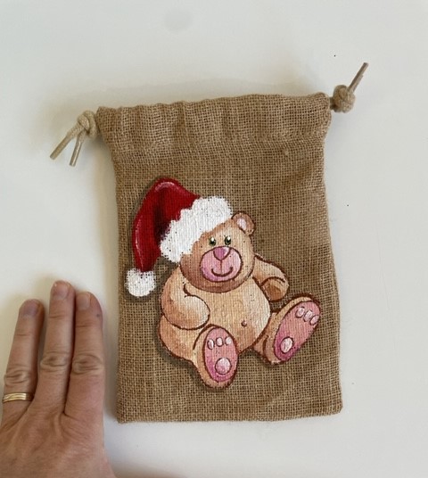 Pochon en jute avec un ourson de Noël peint main  (5)