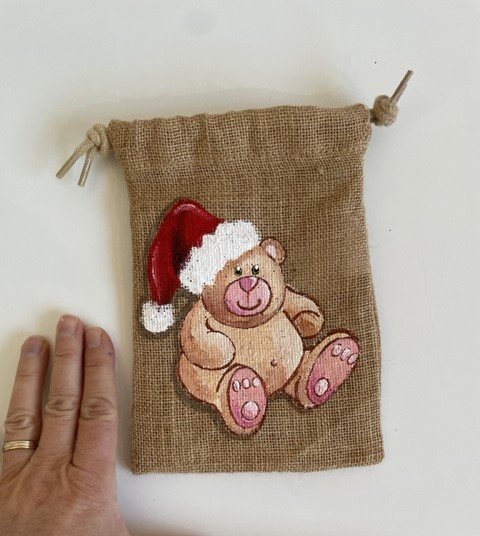 Pochon en jute avec un ourson de Noël peint main  par Elles et No.