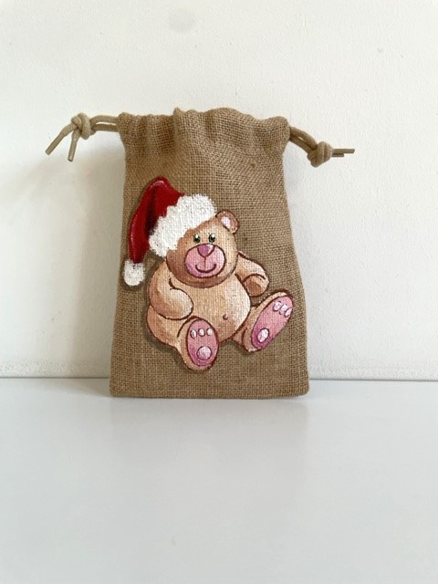 Pochon en jute avec un ourson de Noël peint main  par Elles et No.