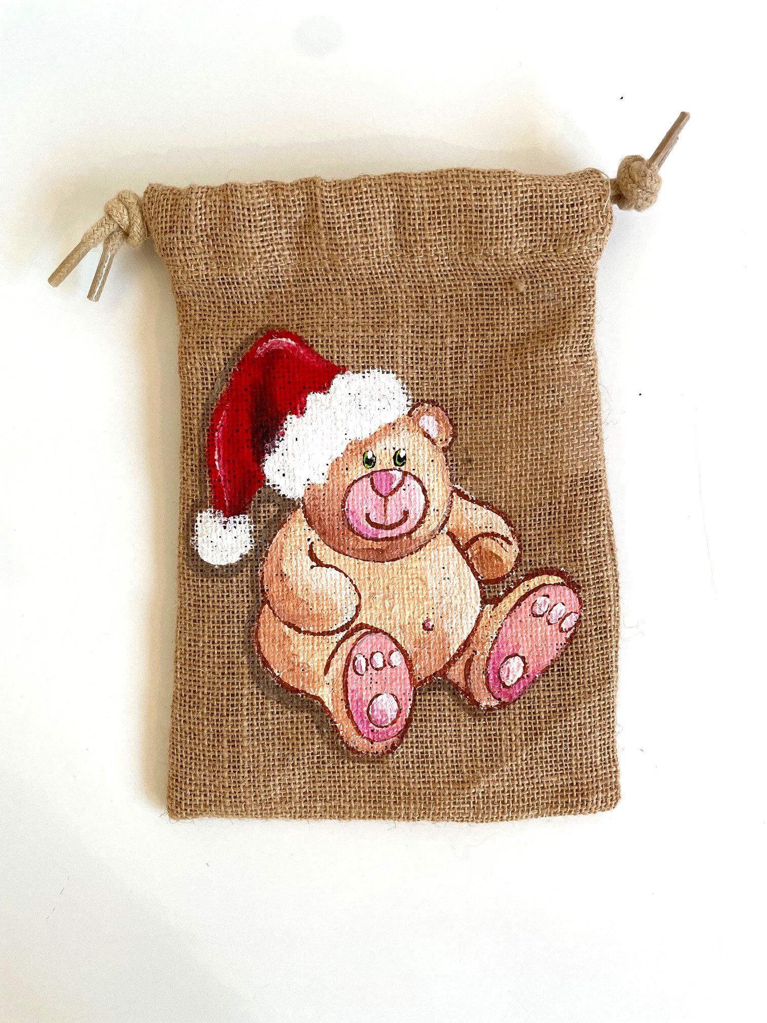 Pochon en jute avec un ourson de Noël peint main  par Elles et No.
