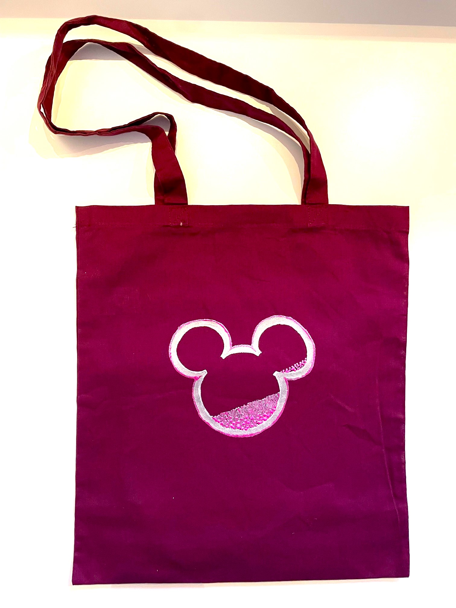 tote bag bordeaux avec tête de mickey Mouse peinte à la main par Elles et No.