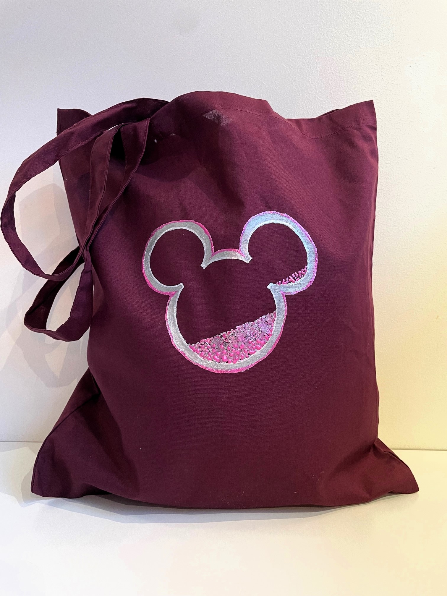 tote bag bordeaux avec tête de mickey Mouse peinte à la main par Elles et No.