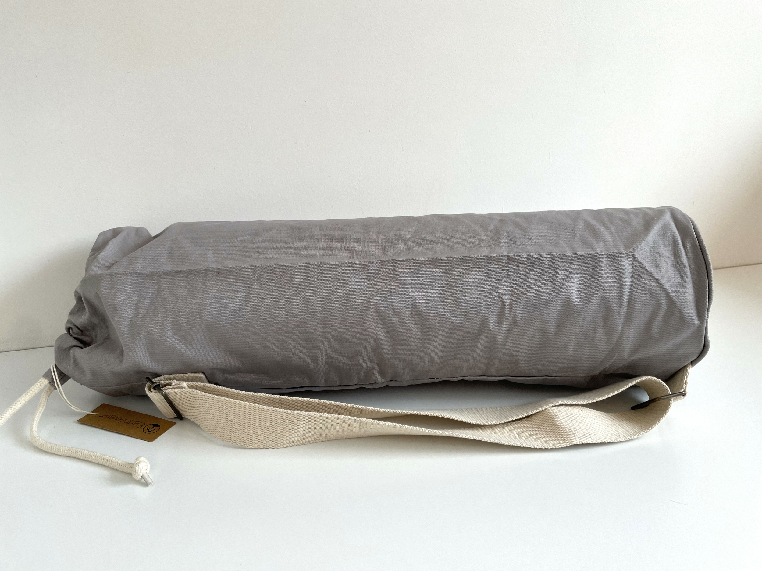 Sac tapis yoga, gris avec une fleur de lotus peinte à la main  par Elles et No.