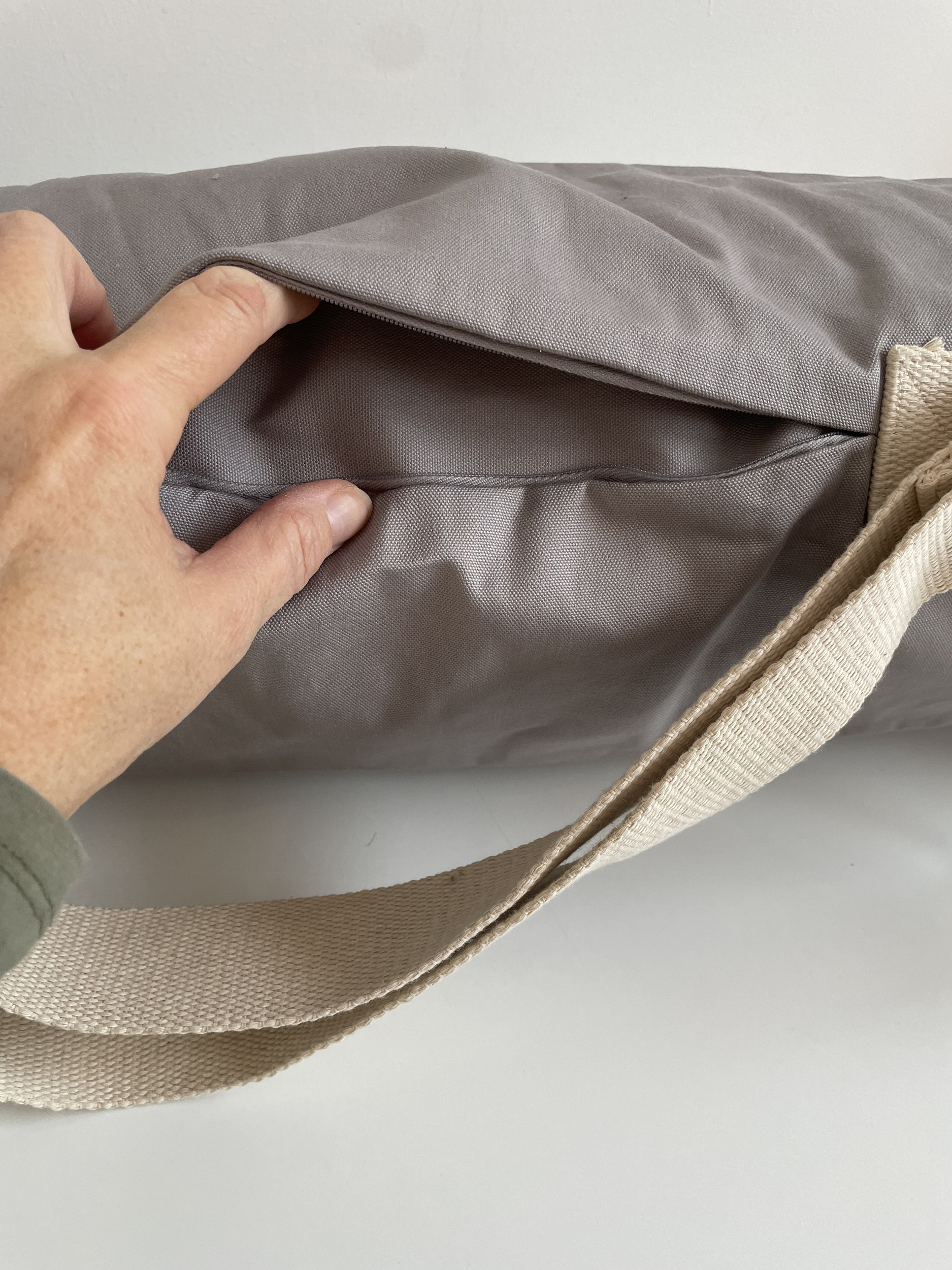 Sac tapis yoga, gris avec une fleur de lotus peinte à la main  par Elles et No.