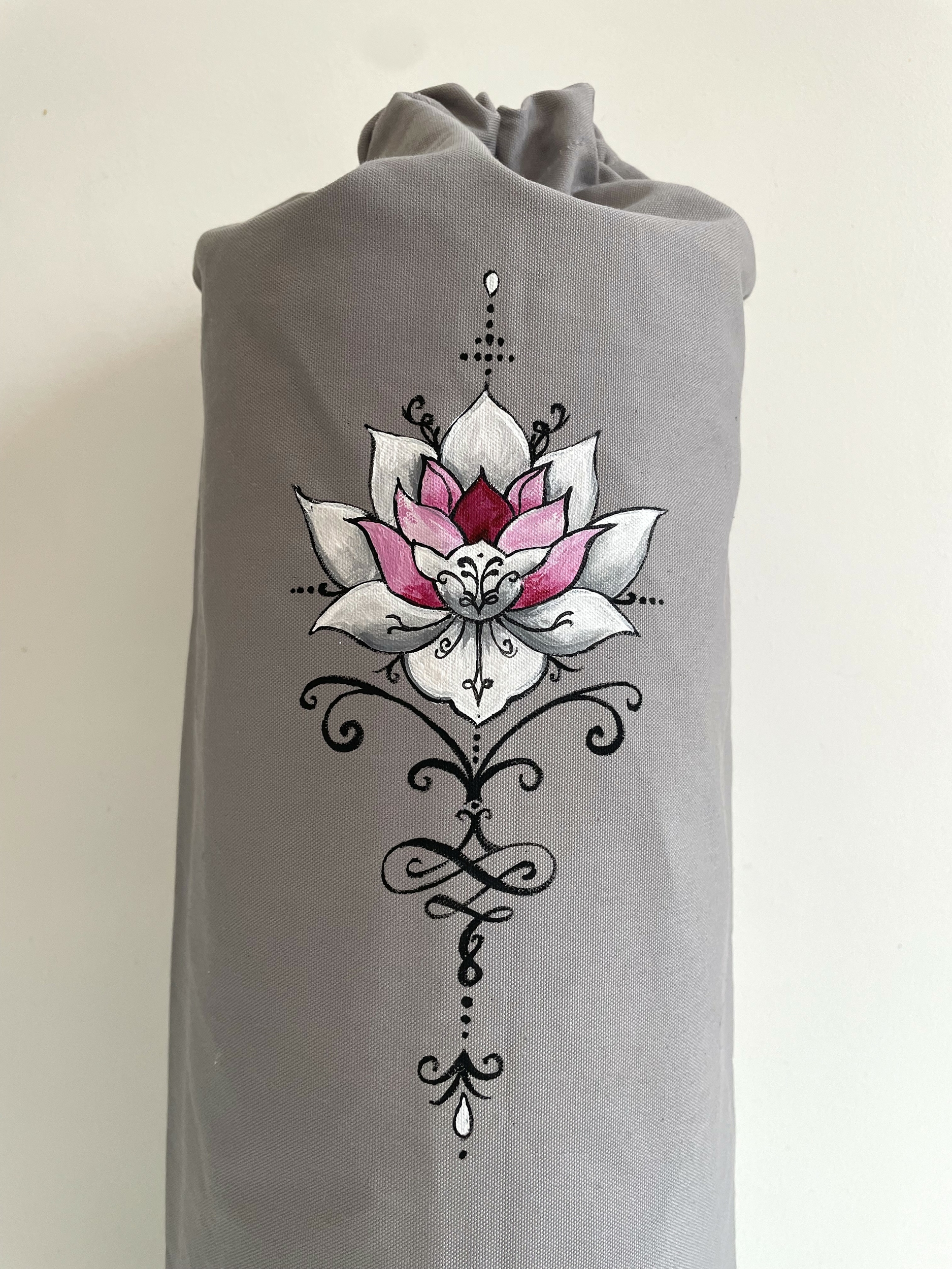 Sac tapis yoga, gris avec une fleur de lotus peinte à la main  par Elles et No.