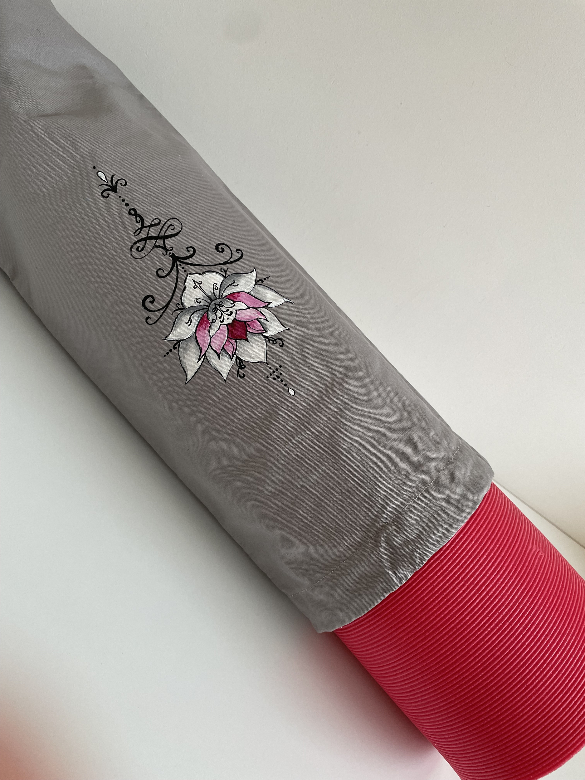 Sac tapis yoga, gris avec une fleur de lotus peinte à la main  (3)