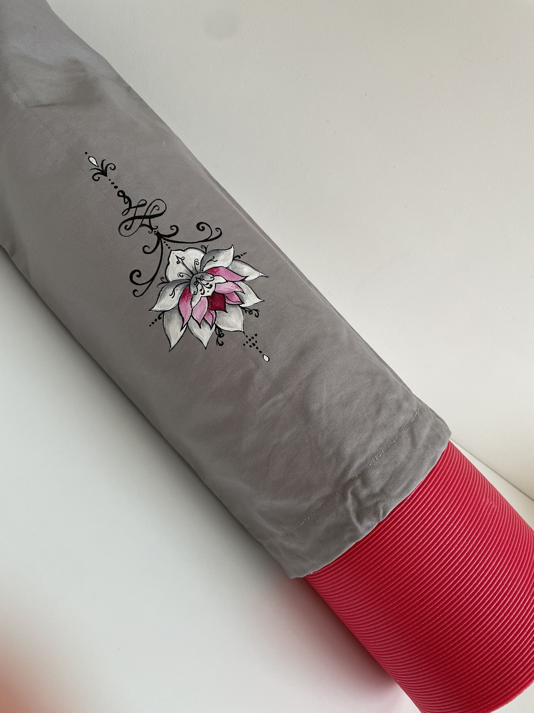 Sac tapis yoga, gris avec une fleur de lotus peinte à la main  par Elles et No.
