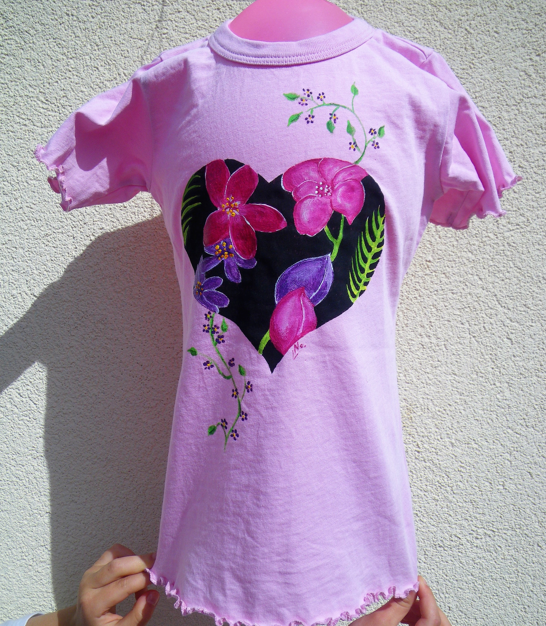Tee shirt rose avec manches ondulées, gros coeur et fleurs peints à la main par Elles et No.