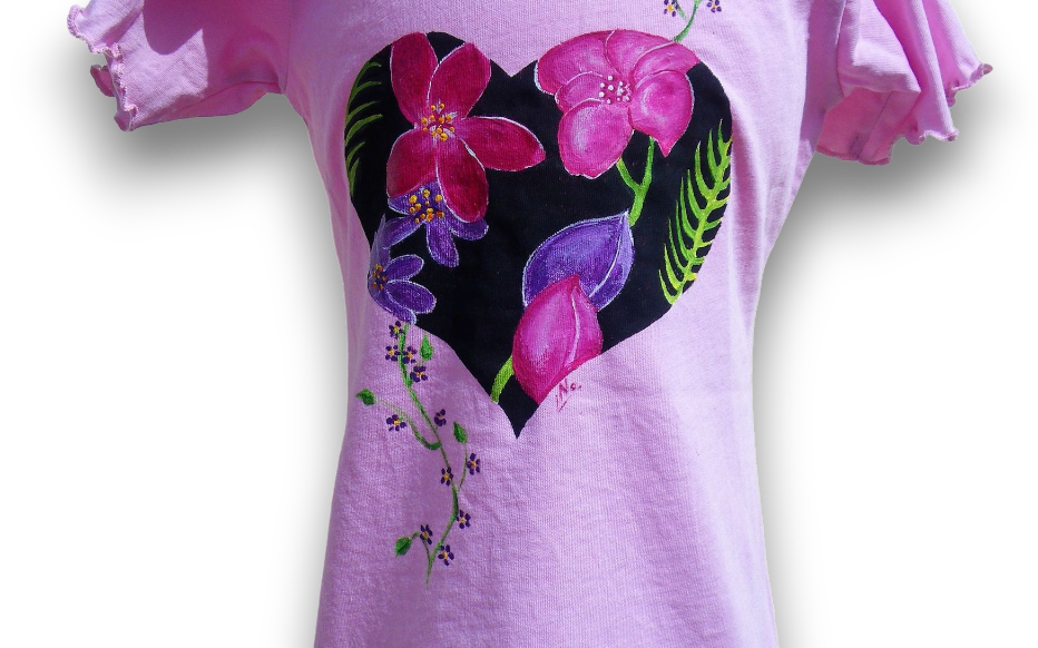 Tee shirt rose avec manches ondulées, gros coeur et fleurs peints à la main par Elles et No.
