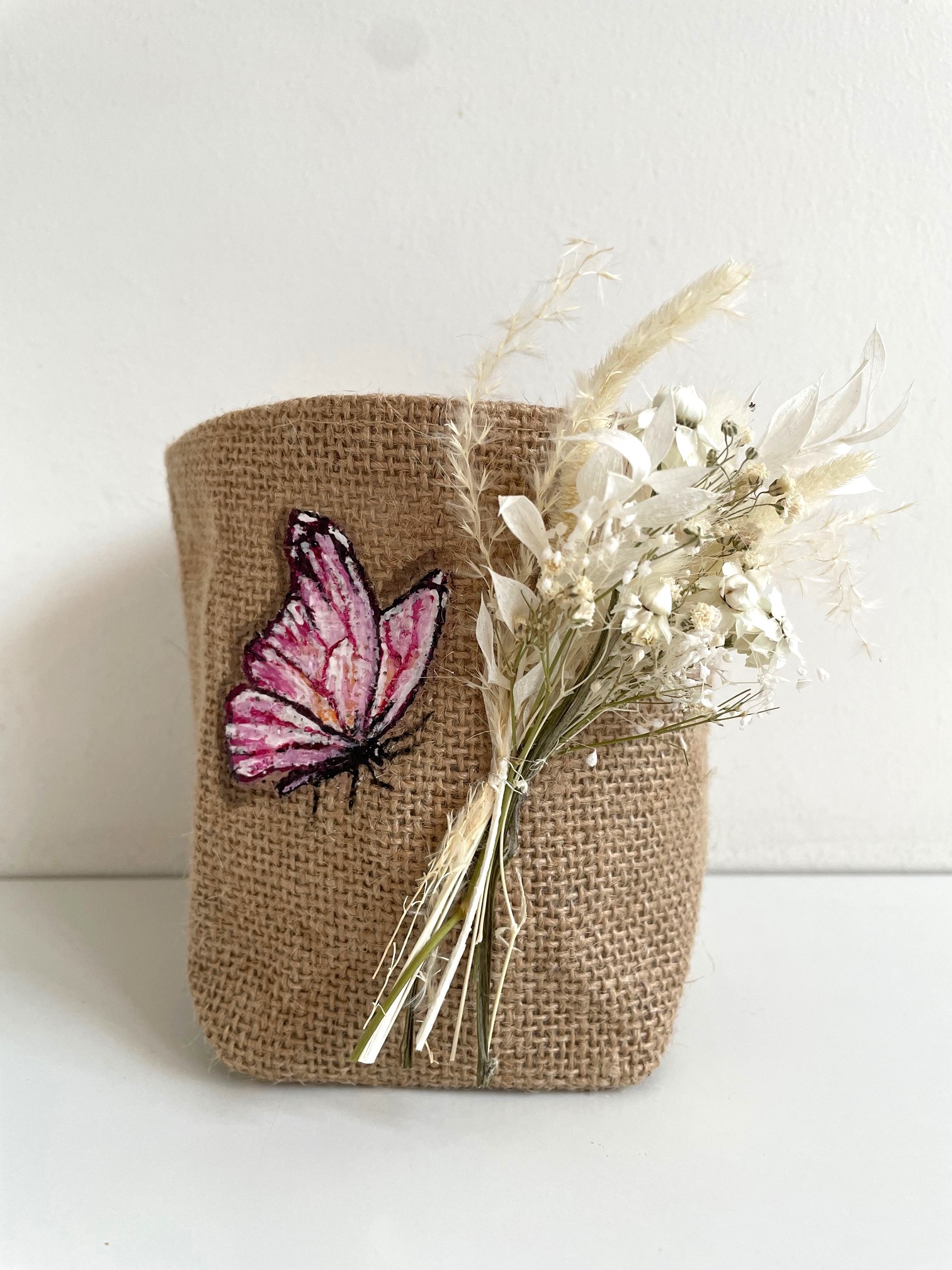 porte-plante en jute avec un bouquet de fleurs séchées et un papillon peint main (2)