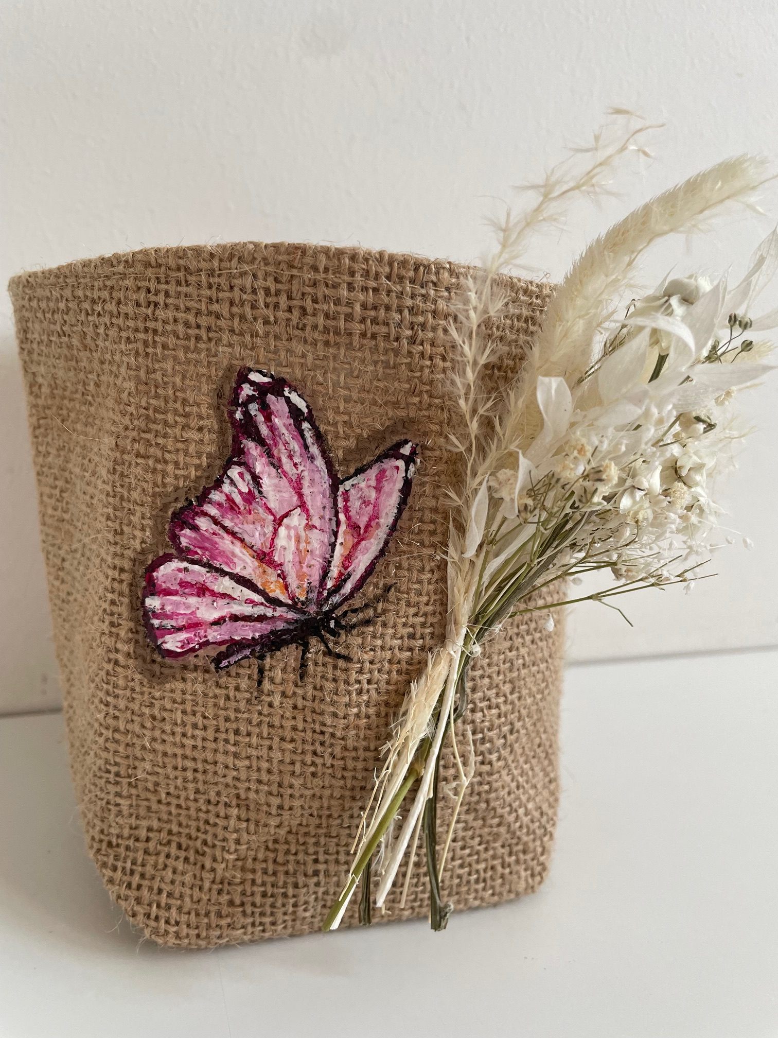 porte-plante en jute avec un bouquet de fleurs séchées et un papillon peint main (5)