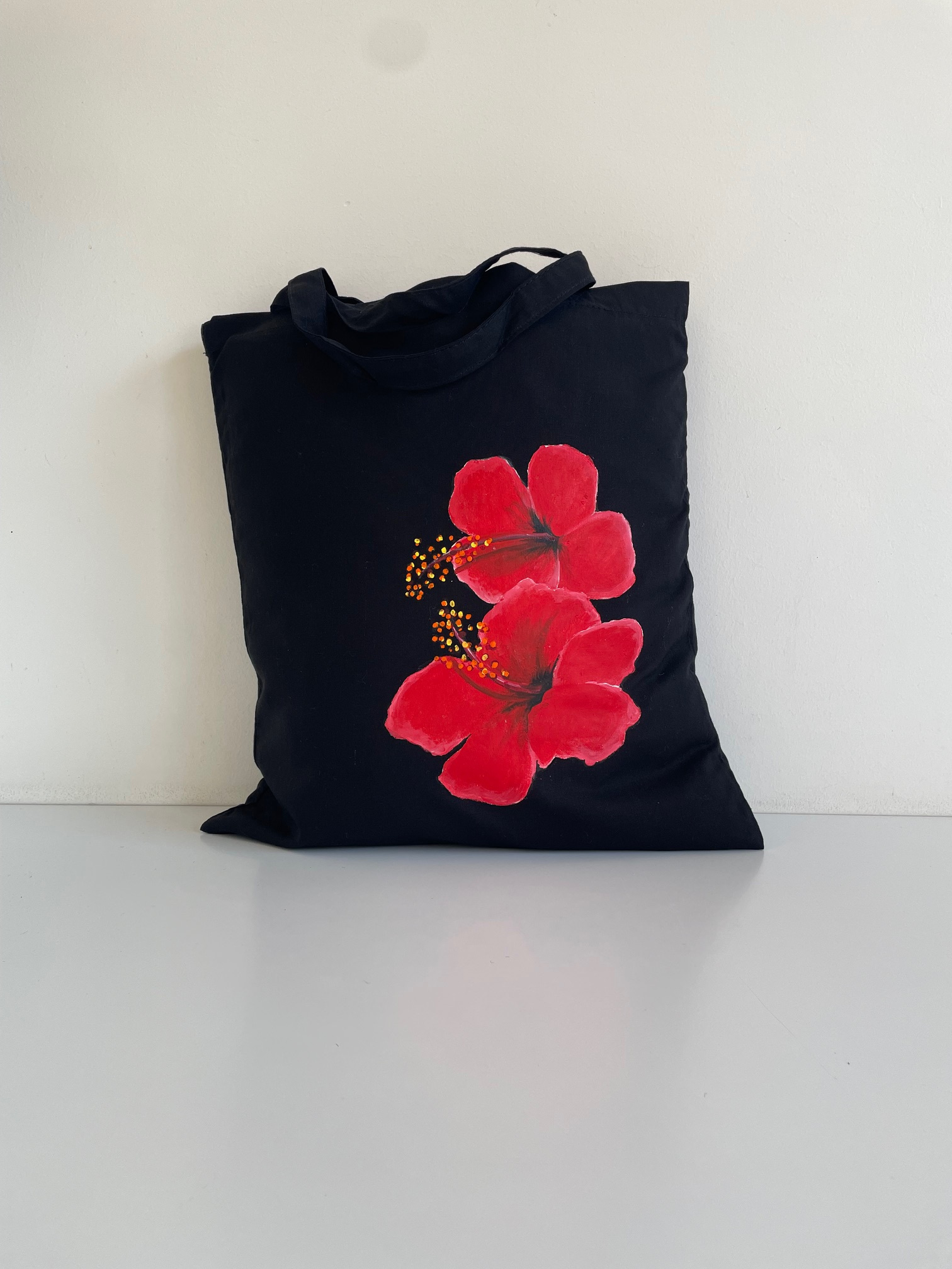 tote bag en coton noir avec deux hibiscus rouge peints à la main (3)