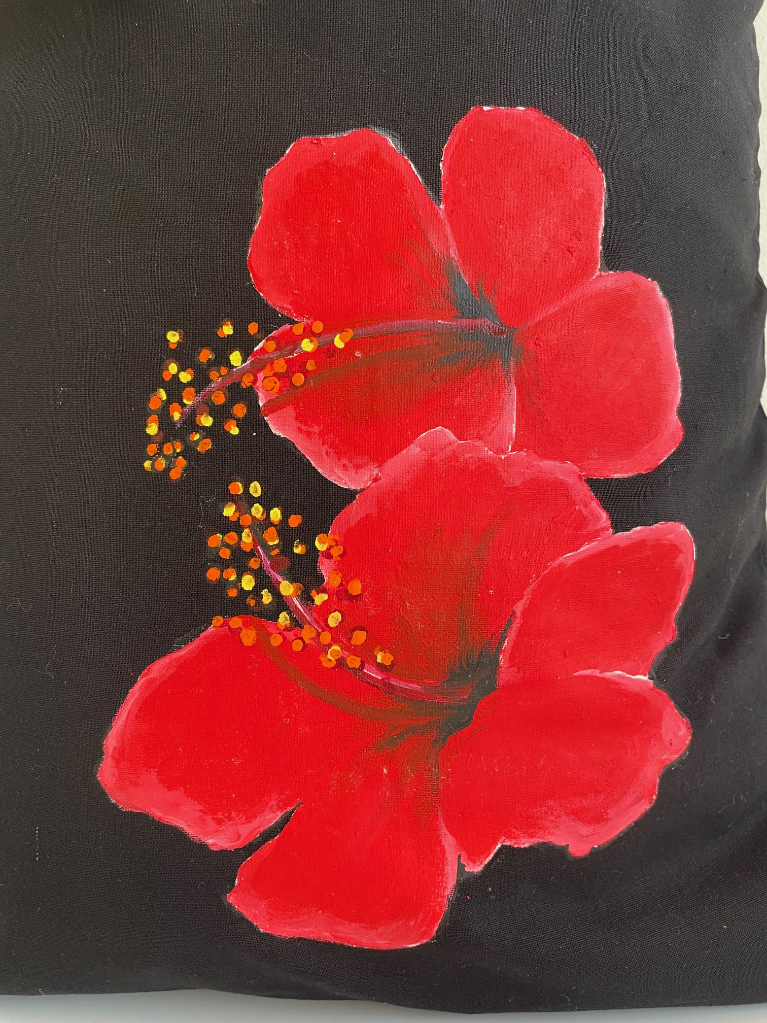 tote bag en coton noir avec deux hibiscus rouge peints à la main (5)