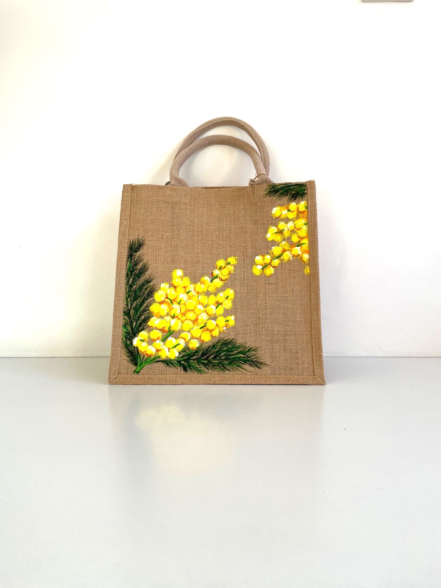 sac jute M avec des mimosas peints à la main par Elles et No.