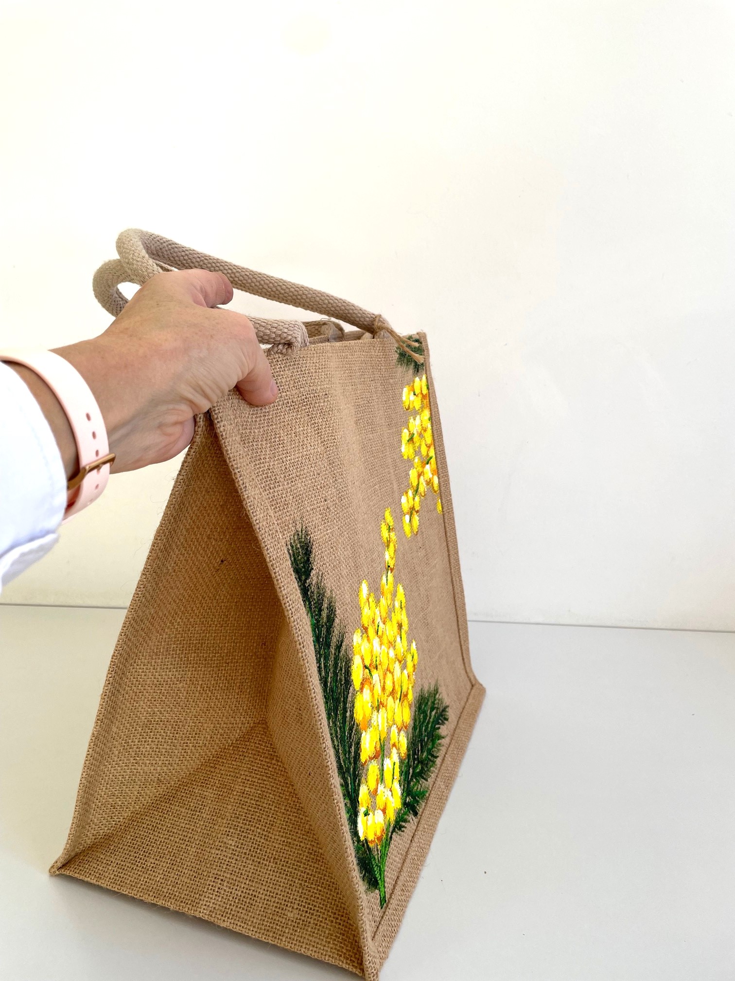 sac jute M avec des mimosas peints à la main par Elles et No.