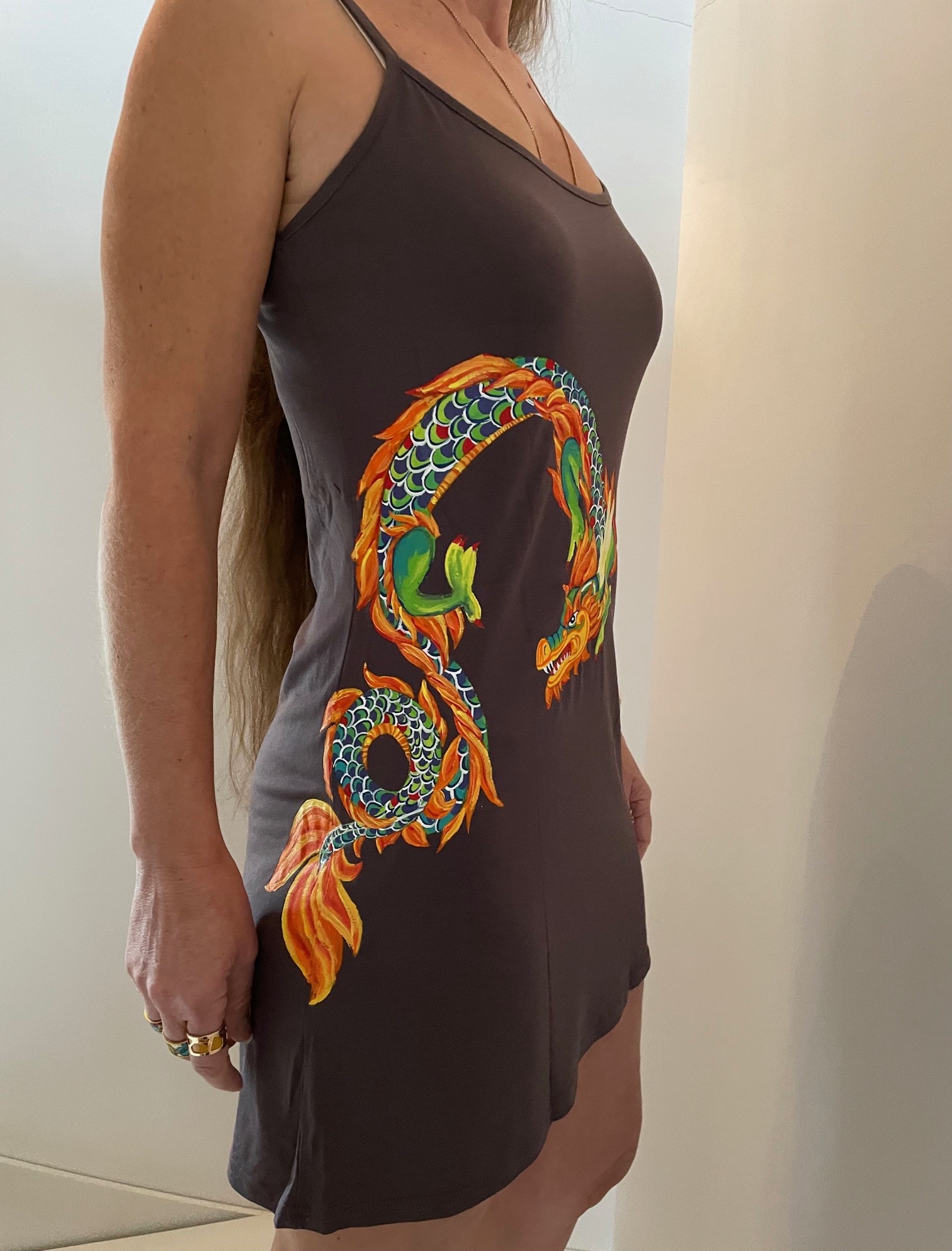robe de plage marron avec un grand dragon coloré chinois peint à la main (3)