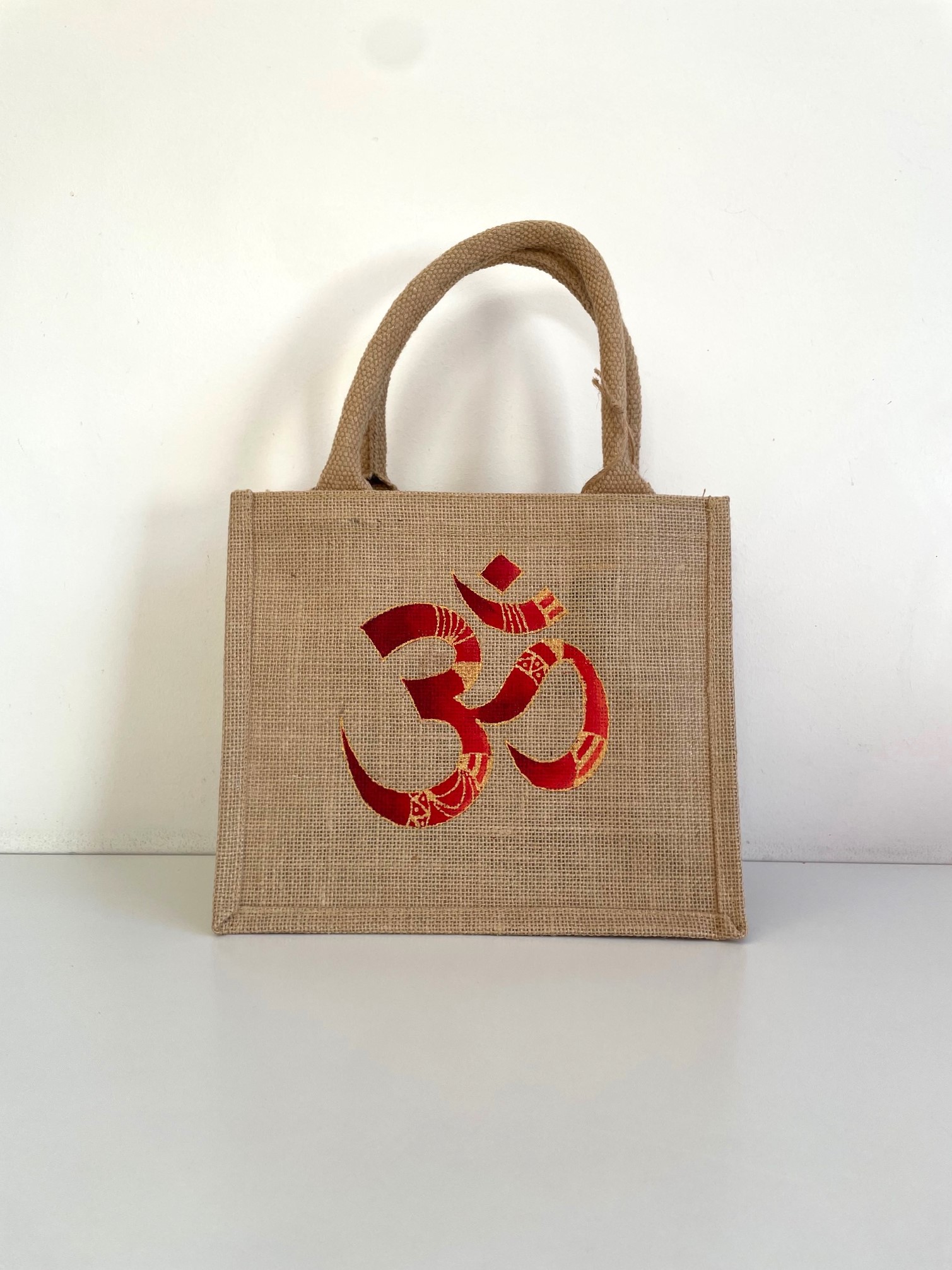 symbole hindouiste AUM peint à la main sur un sac en jute S (2)