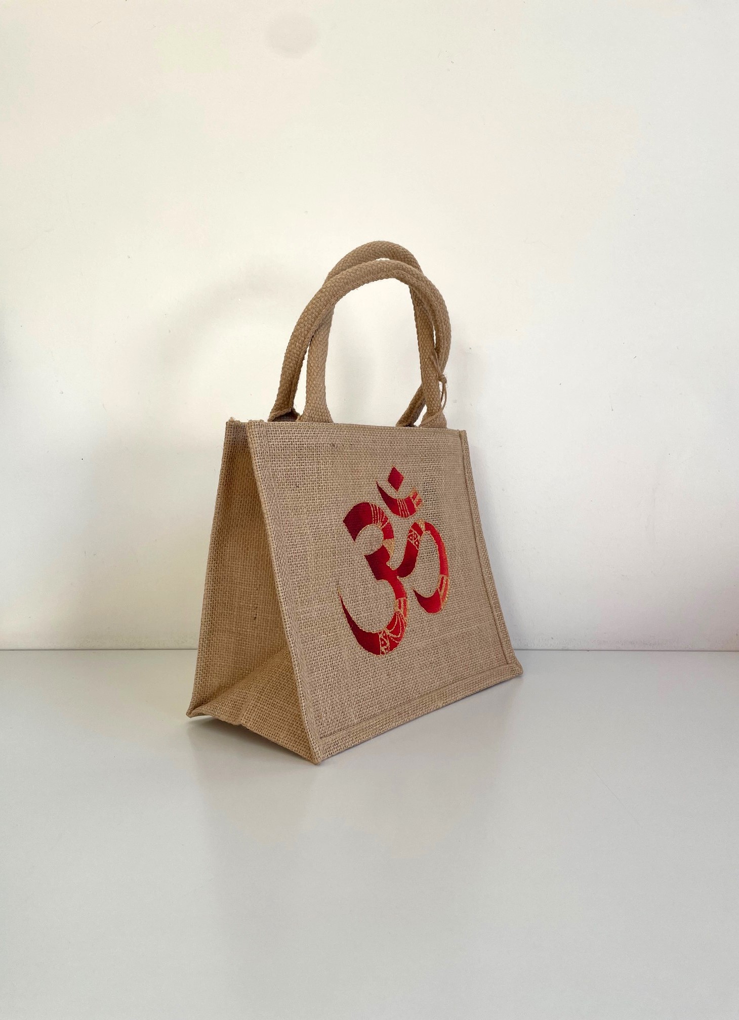 symbole hindouiste AUM peint à la main sur un sac en jute S (5)