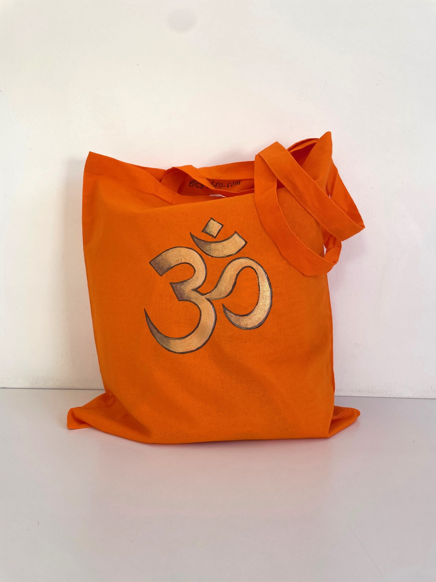 symbole hindouiste  peint à la main sur un tote bag orange par Elles et No.