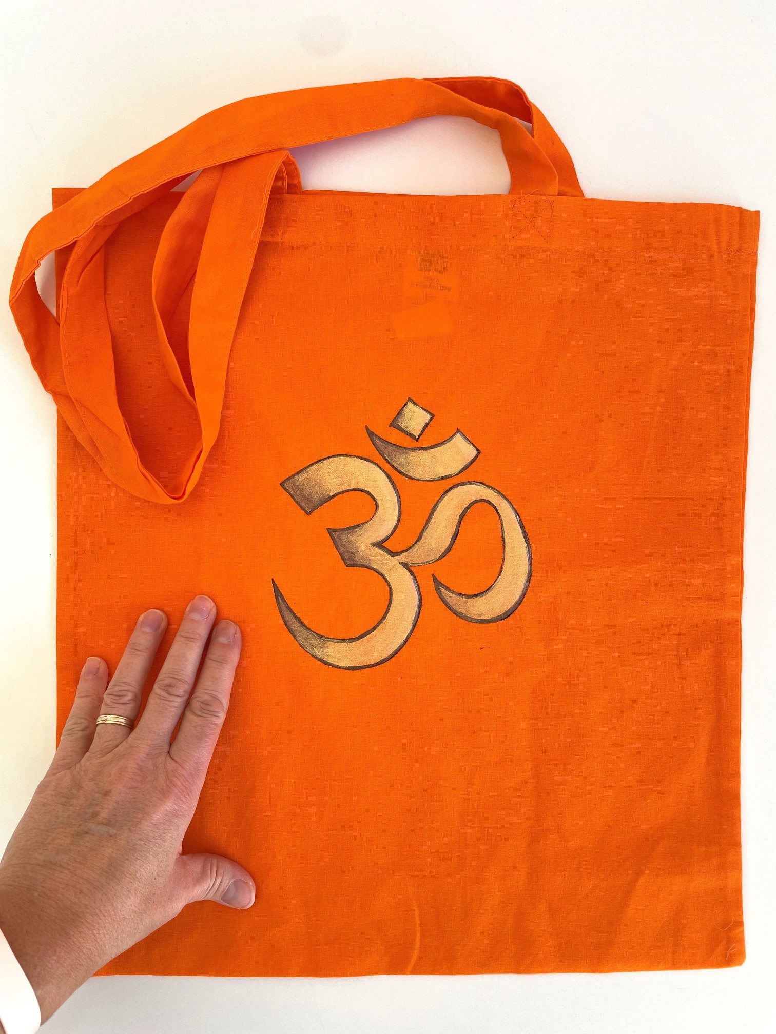 symbole hindouiste  peint à la main sur un tote bag orange par Elles et No.