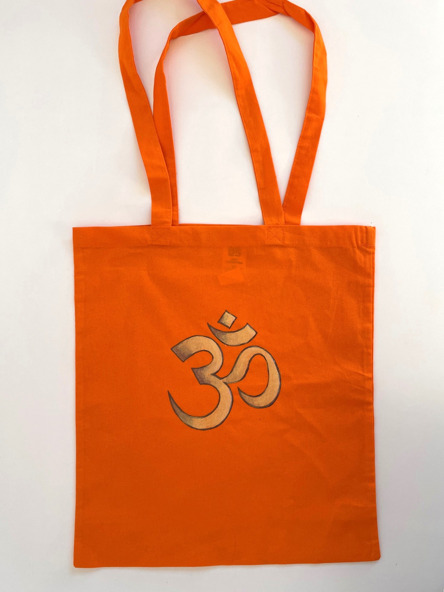 ssymbole hindouiste  peint à la main sur un tote bag orange par Elles et No.