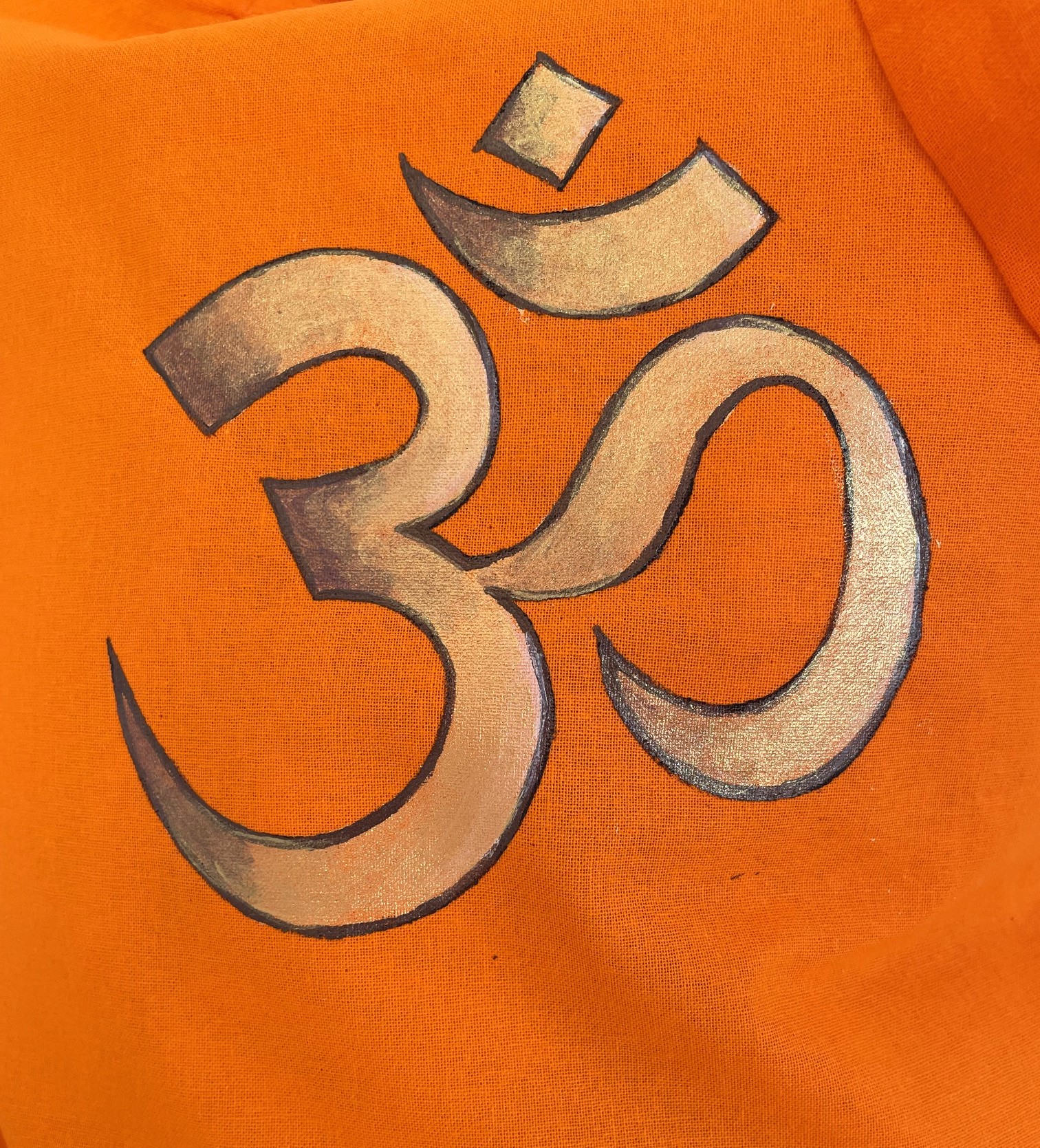 symbole hindouiste  peint à la main sur un tote bag orange (1)