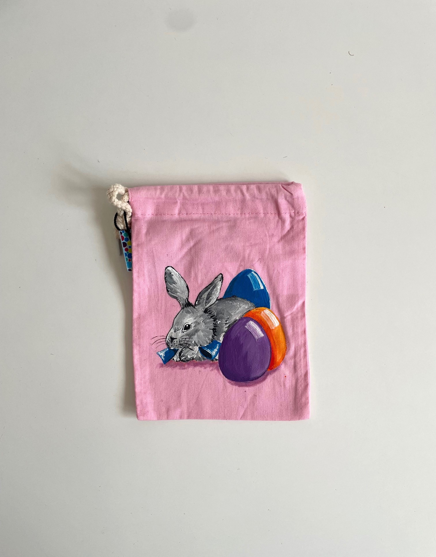ppochon coton rose avec lapin et oeufs de Pâques peints à la main  par Elles et No.