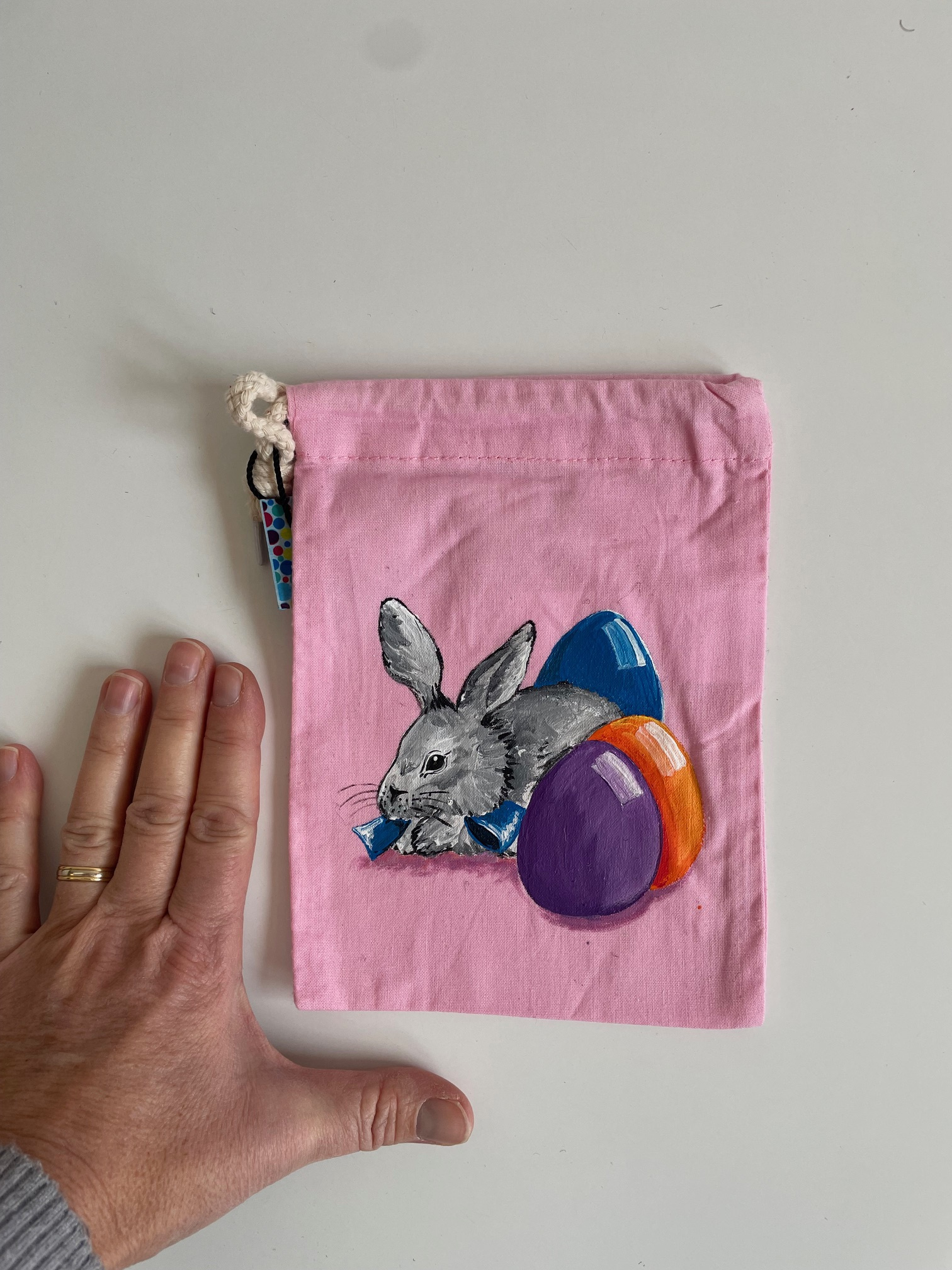 pochon coton rose avec lapin et oeufs de Pâques peints à la main  (4)